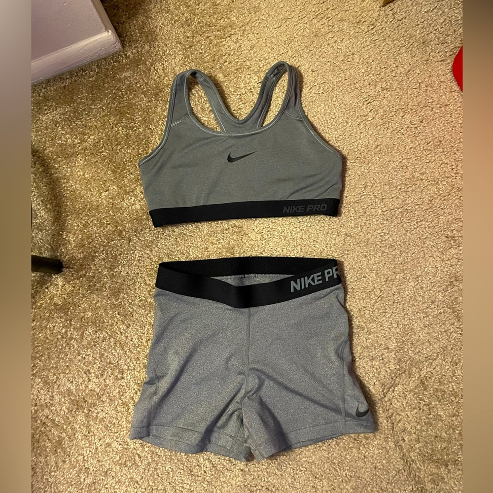 Nike Pro Women’s top & bottom S MEDIUM